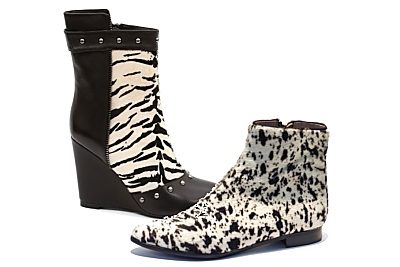 Der Schwarz-Weiss-Trend ist ein Klassiker. Die Schuhdesigner rücken das stylische Duo mit grafischen Mustern, Mini-Dessins und Prints aus der Tierwelt auf Ankleboots und Stiefeletten ins Rampenlicht. Insbesondere der schwarz-weiss-gestreifte Zebralook  tummelt  sich jetzt auf Schuhe und Taschen.